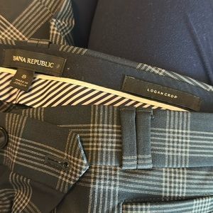 Women’s 8, Banana Republic Logan Crop trousers. Navy with creamy apricot plaid.